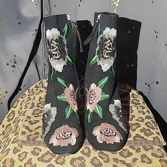 Black Suede w/embroidered flowers heeled boots Rebecca Minkoff - Picture 2 of 3